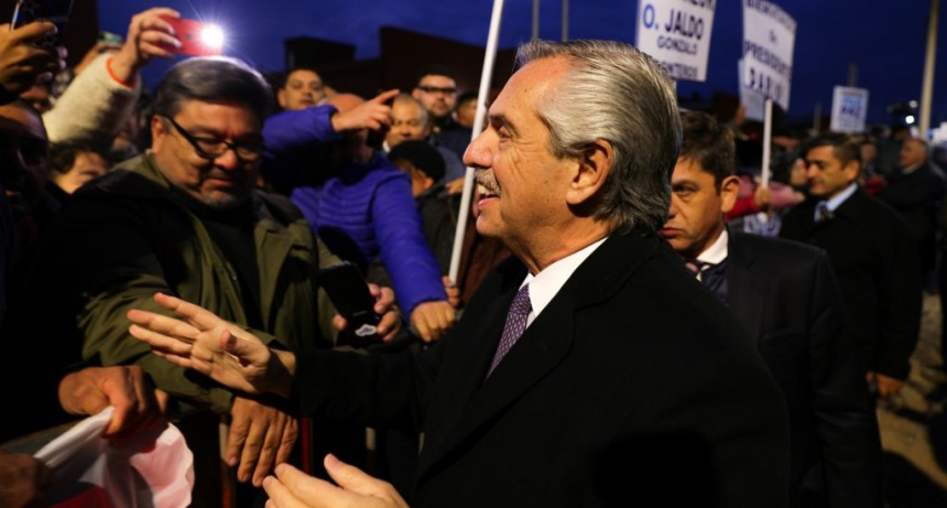 Alberto Fernández recorrió obras y entregó viviendas en Tucumán