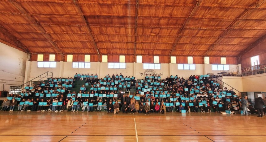 Baradero: Se entregaron 370 netbooks a estudiantes del nivel secundario del distrito 