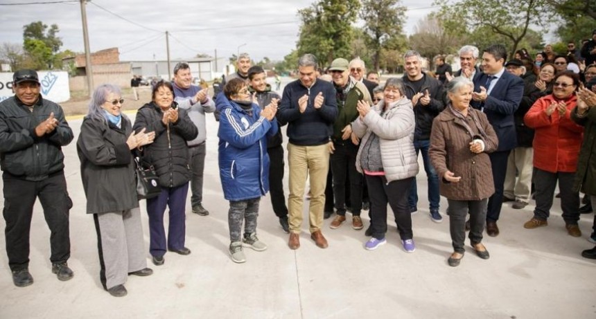 Chaco: El Gobernador recorrió viviendas y obras de pavimento urbano en Machagai 