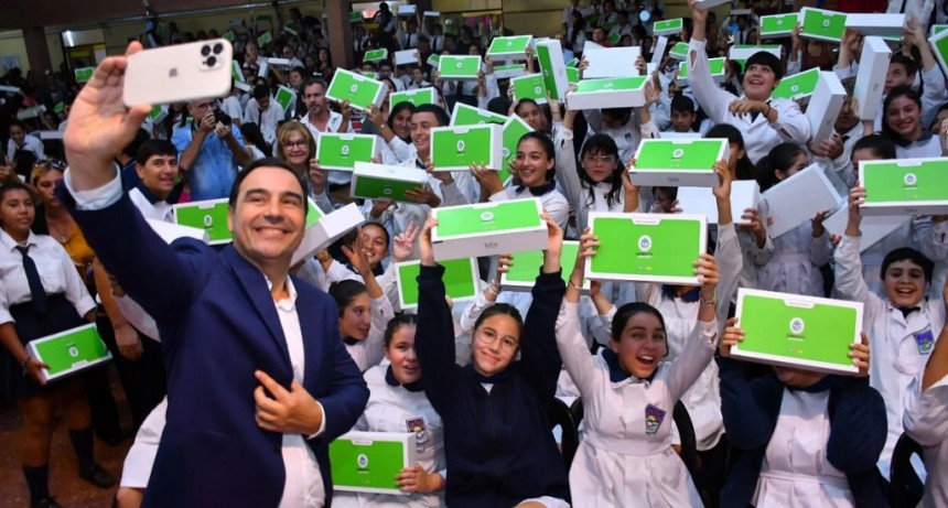 Corrientes: Valdés entregó notebooks a alumnos virasoreños y destacó los avances educativos en la costa del río Uruguay