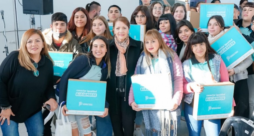 Pte. Perón: Cantero entregó netbooks a estudiantes secundarios