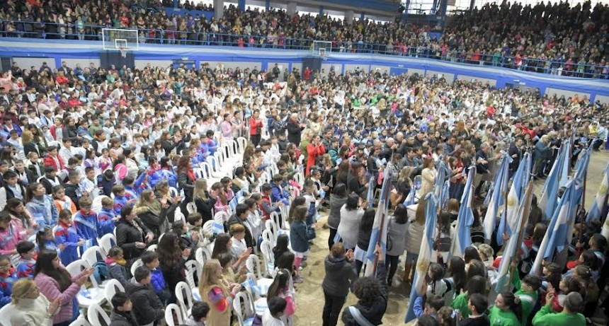 Ituzaingó: Más de 1500 estudiantes juraron a la bandera en un emotivo acto 