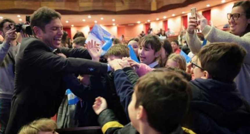 Kicillof encabezó la ceremonia de promesa a la Bandera Nacional de estudiantes bonaerenses