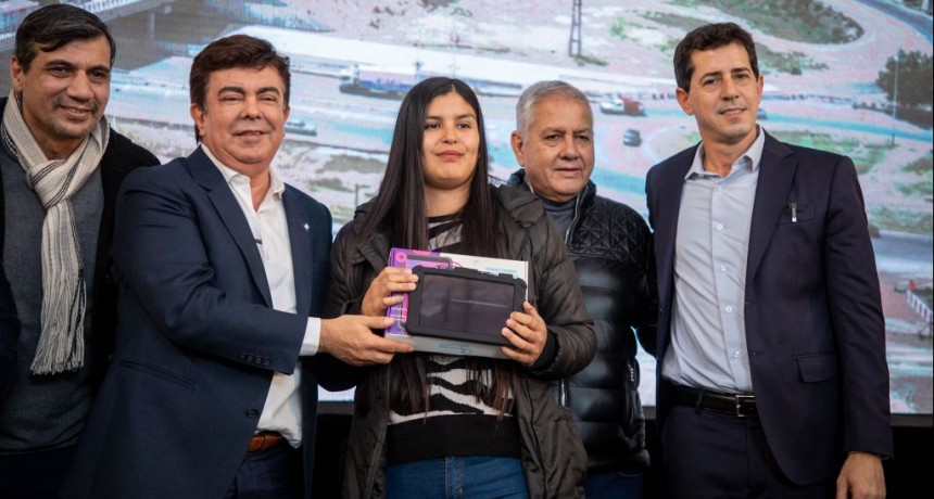 La Matanza: Espinoza y “Wado” de Pedro entregaron más de 4 mil tablets en Gonzáles Catán 