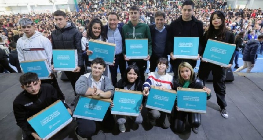 Florencio Varela: Kicillof entregó 2.150 computadoras a estudiantes del distrito 