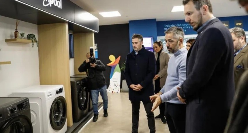 Pilar: Achával recorrió la planta de Whirlpool