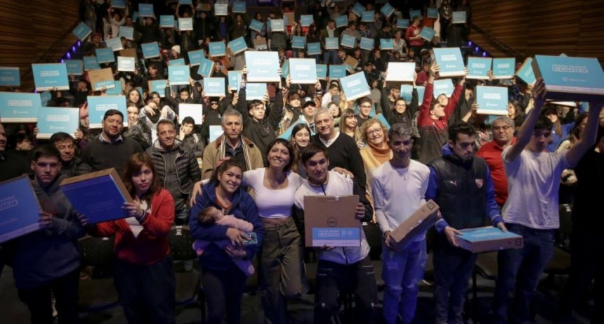 Quilmes: Mayra Mendoza entregó netbooks a estudiantes del distrito 