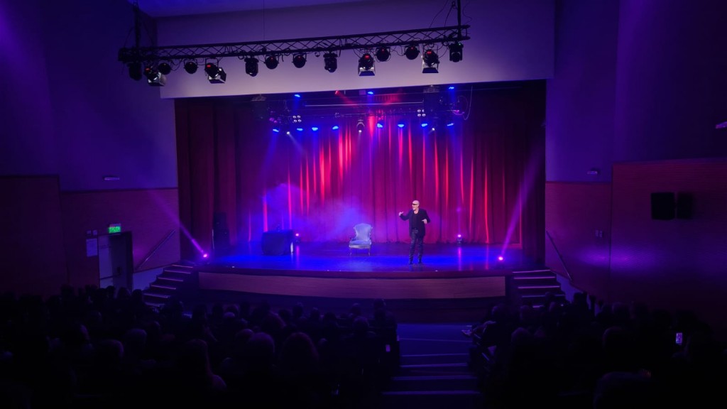Tigre: Daniel Araoz deslumbró con su espectáculo personal en el Teatro Municipal Pepe Soriano