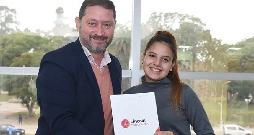 Lincoln: Estudiantes de todo el distrito ya perciben su beca municipal