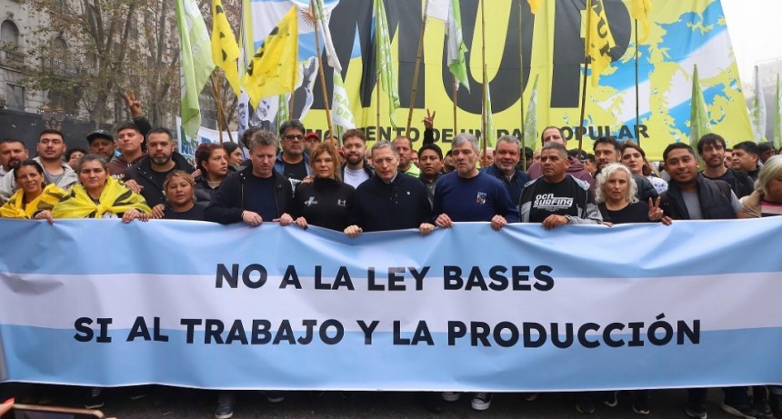 Fernando Gray junto con Juan Zabaleta y Federico Martelli participaron de la marcha contra la Ley Bases en el Congreso 