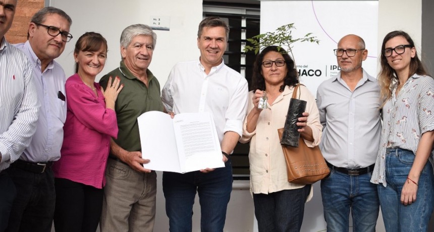 Chaco: Zdero entregó viviendas y títulos de propiedad en Taco Pozo 