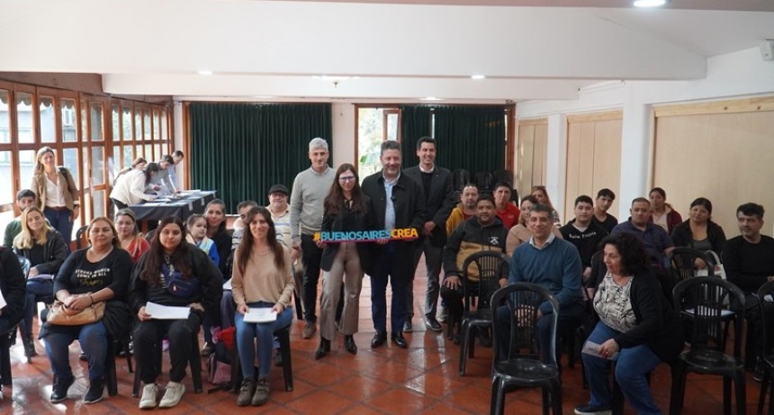 Merlo: Menéndez y Batakis entregaron crédito a familias del distrito 