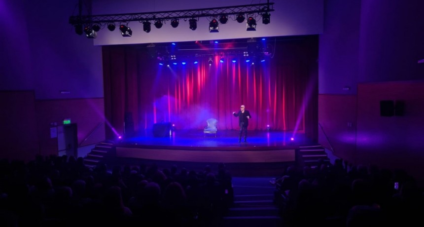 Tigre: Daniel Araoz deslumbró con su espectáculo personal en el Teatro Municipal Pepe Soriano