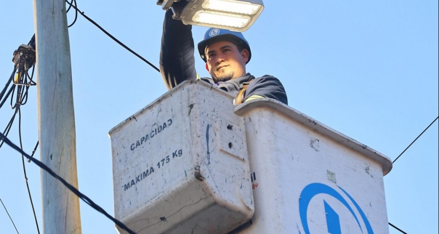 E. Echeverría: El Municipio avanza con la instalación y el remplazo de luminarias led en el distrito