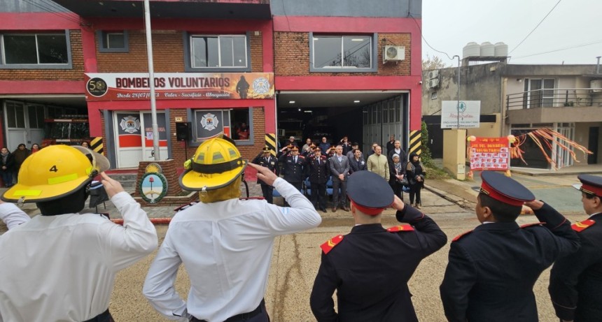 Col&oacute;n (ER): El Municipio conmemor&oacute; el D&iacute;a del Bombero Voluntario con un emotivo acto frente al cuartel local