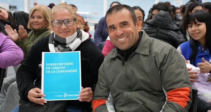 El Gobierno Provincial entreg&oacute; m&aacute;s de 180 certificados de terrenos a familias de Moreno 
