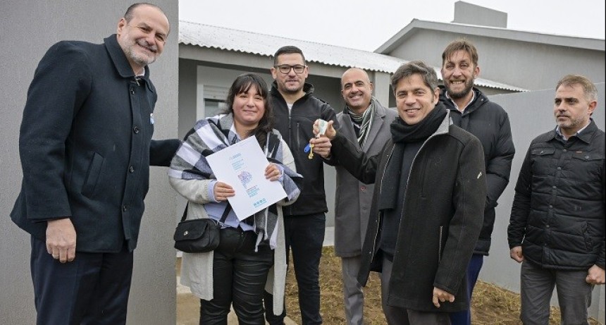 Kicillof entreg&oacute; viviendas a familias de Bah&iacute;a Blanca
