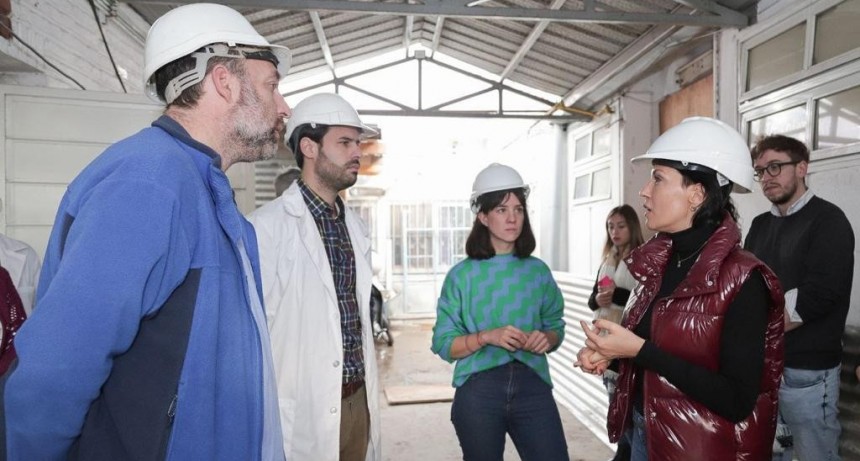 Quilmes: Mayra Mendoza recorrió la obra de ampliación de la guardia del Hospital Oller en Solano 