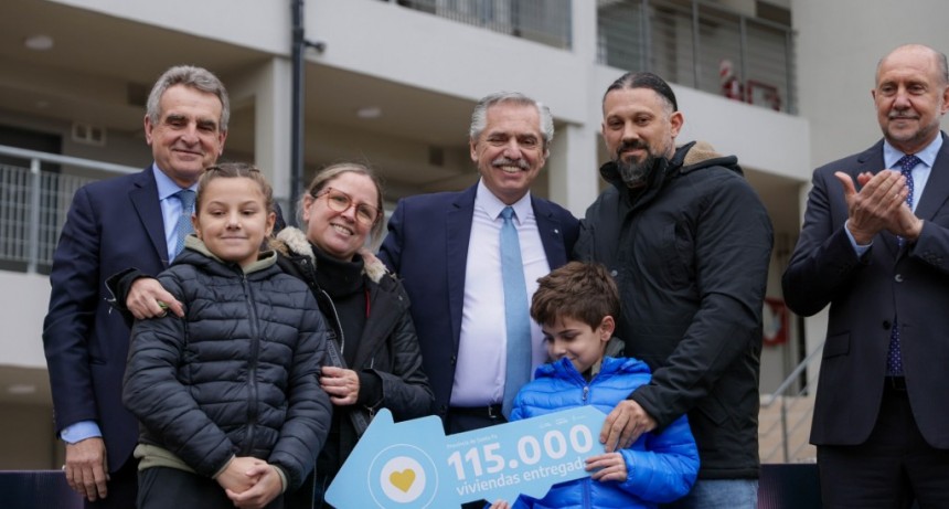 Alberto Fernández entregó la vivienda 115.000 de la gestión en Santa Fe