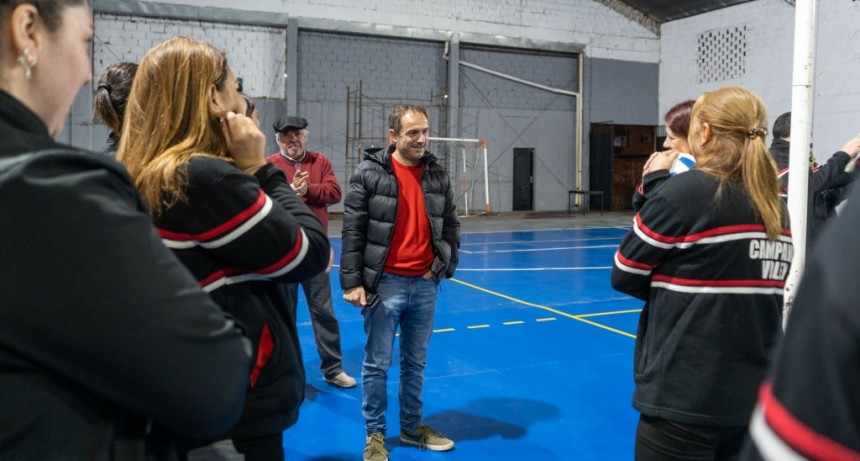 Campana: El intendente y Elisa Abella entregaron material deportivo al Club Alumni