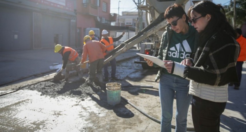 Quilmes: Mendoza supervisó una de las obras de bacheo en el centro del distrito 