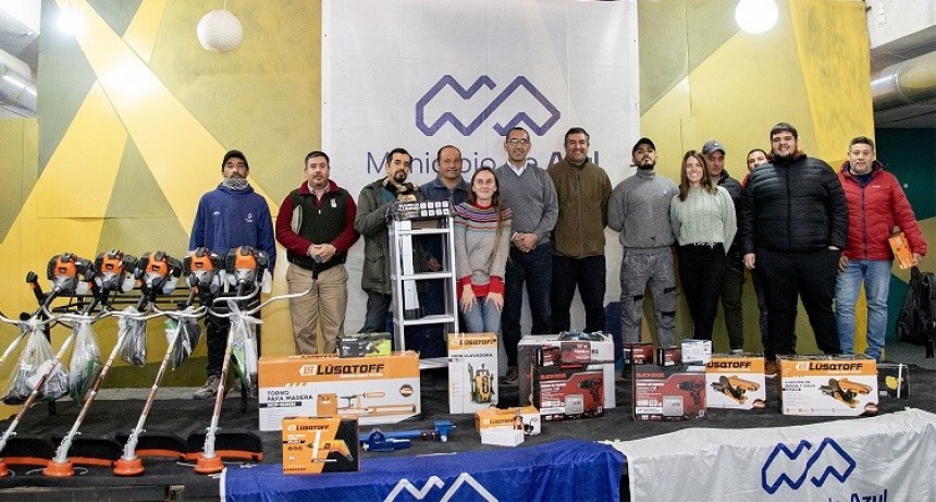 Azul: Sombra entregó herramientas a emprendedores de la economía social