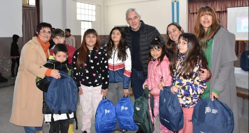 Berisso: Cagliardi entregó mochilas y útiles escolares a niños y niñas del partido