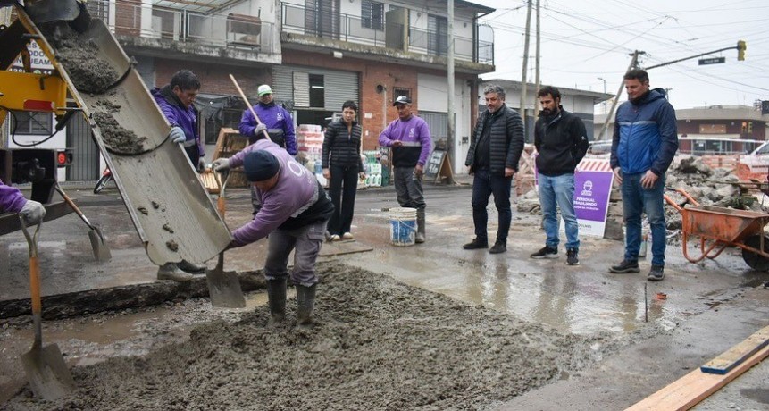 Quilmes: Mendoza supervisó nuevas obras de bacheo en el distrito 