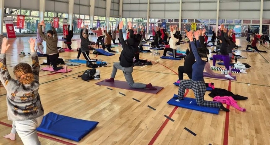 Tigre: El microestadio municipal de Benavídez fue escenario para un nuevo encuentro de yoga