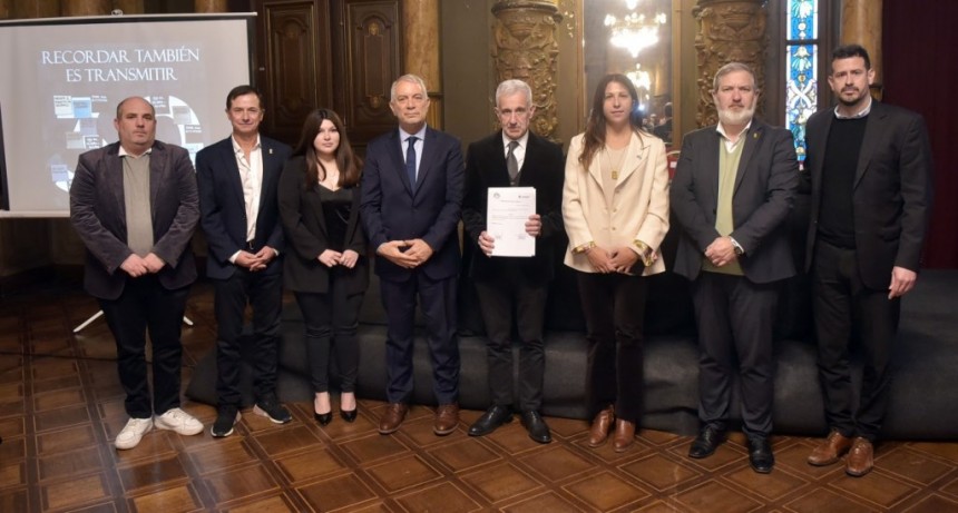 La Plata: Alak encabezó un acto homenaje por los 30 años del atentado a la AMIA