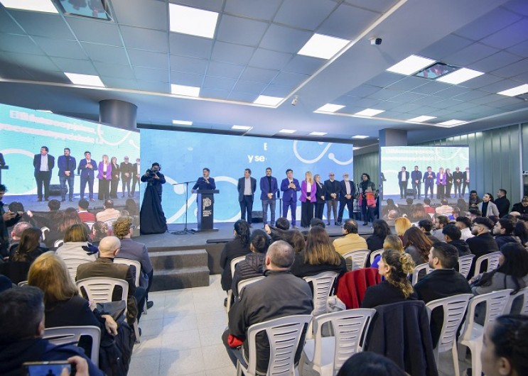 Kicillof entregó diplomas a jóvenes que egresaron a través del programa Puentes en La Matanza