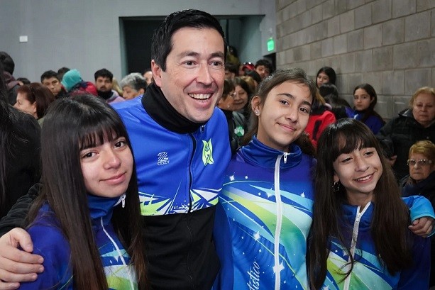 Malvinas Argentinas: Nardini inauguró el primer polideportivo de Ing. Adolfo Sourdeaux
