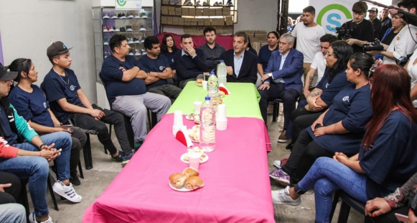 Avellaneda: Ferraresi y Massa visitaron una fábrica de zapatillas en Gerli