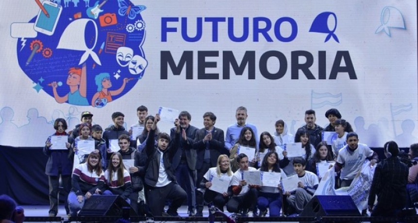 Axel Kicillof junto a jóvenes que participaron del programa “Futuro Memoria”