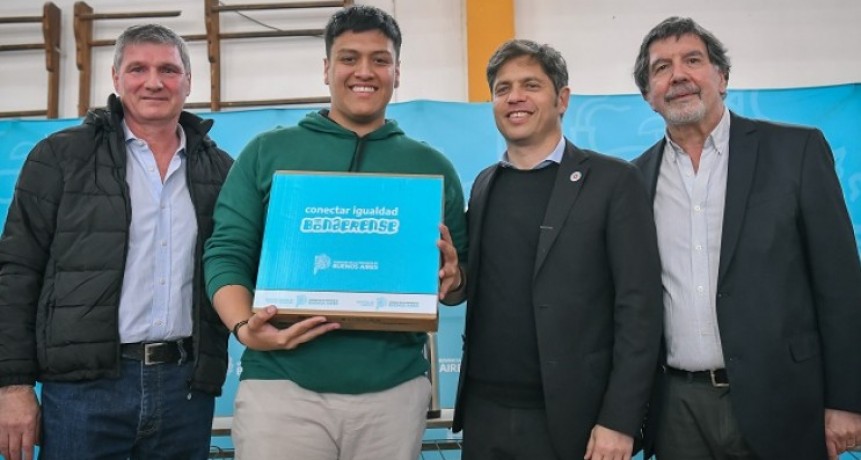 Axel Kicillof entregó 229 computadoras personales a estudiantes de Lincoln