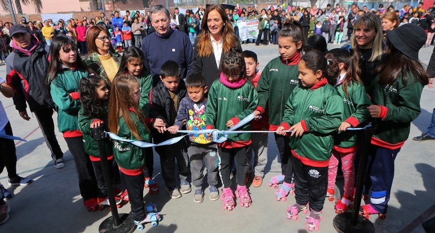E. Echeverría: Gray y Tolosa Paz inauguraron un playón deportivo y recorrieron un microemprendimiento del partido 