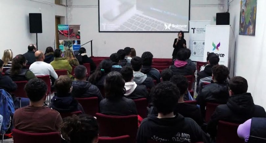 Balcarce: Se presentó oficialmente la carrera de Desarrollador Web Full Stack en el distrito 