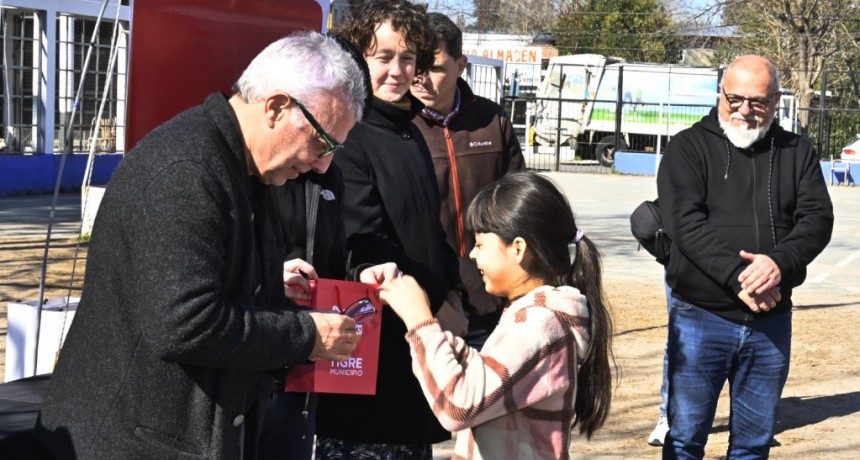 Tigre: Zamora realizó la entrega de nuevos pares de anteojos a estudiantes del distrito