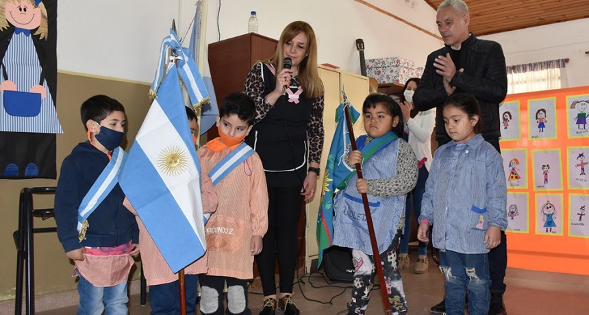 Berisso: Cagliardi donó una bandera de ceremonia al Jardín N° 910