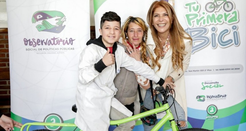 Avellaneda: Magdalena Sierra entregó bicicletas en las escuelas especiales