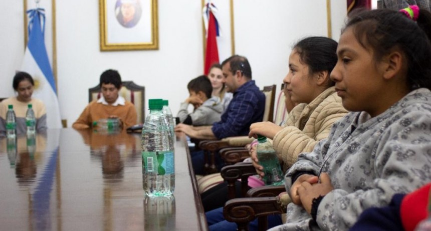 Misiones: Herrera Ahuad recibió a estudiantes de San Vicente que visitaron la Casa de Gobierno 