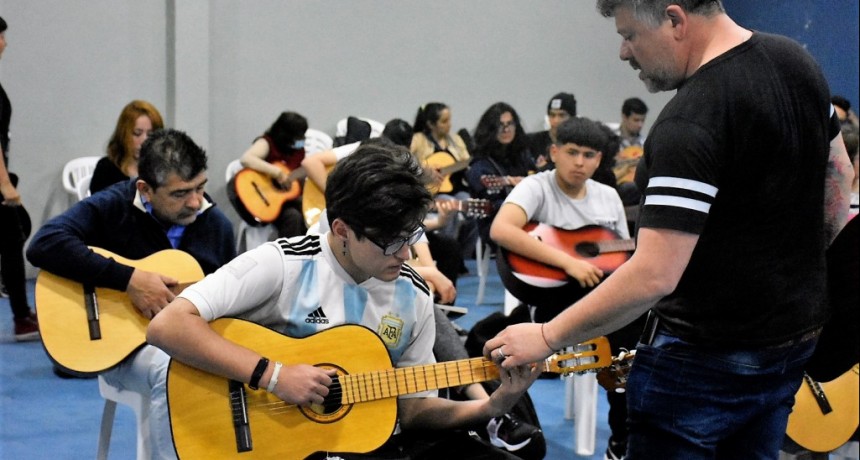 Merlo: Comenzó el taller gratuito de guitarra para vecinos del distrito 
