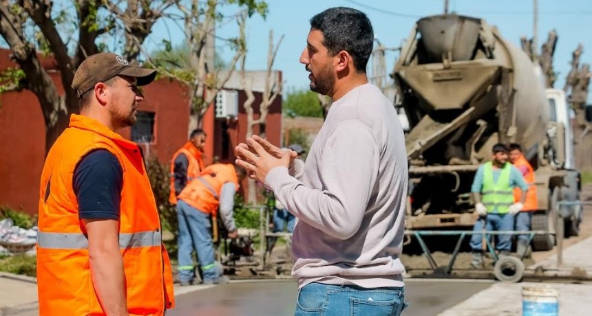 Bolívar: Pisano recorrió el avance de la obra de pavimento en el barrio Colombo 