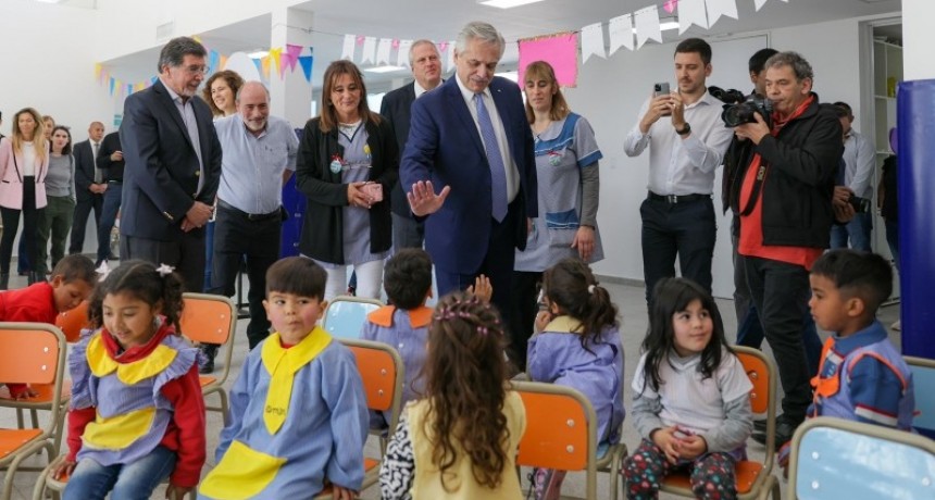 El presidente Alberto Fernández visitó Marcos Paz para lanzar el programa “Libros para Aprender”
