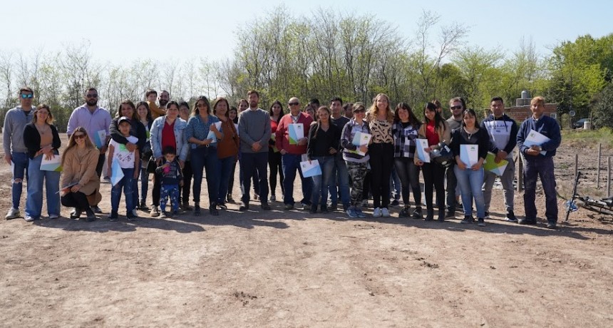 Mercedes: Ustarroz encabezó entrega de lotes del programa “Mi Terreno” 