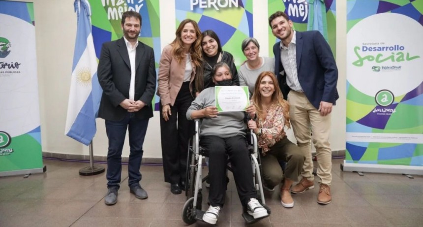 Avellaneda: Magdalena Sierra y Tolosa Paz entregaron vouchers para mejoras habitacionales del Programa AccionAR