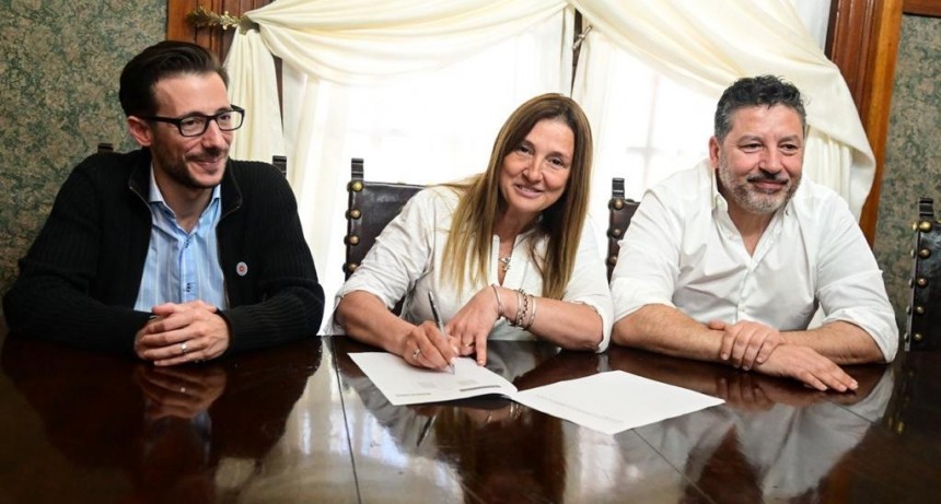 Merlo: La Intendenta firmó un convenio de escrituración para los barrios del distrito 