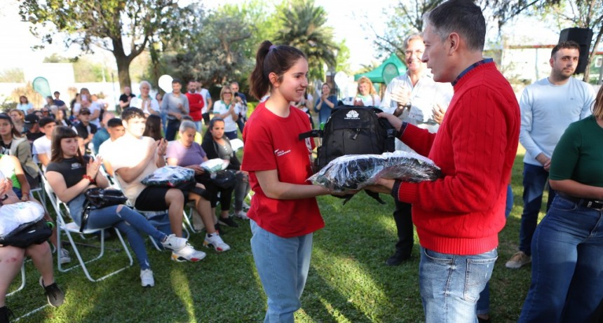 E. Echeverría: Fernando Gray entregó kits deportivos a los representantes del distrito que  competirán en Mar del Plata 