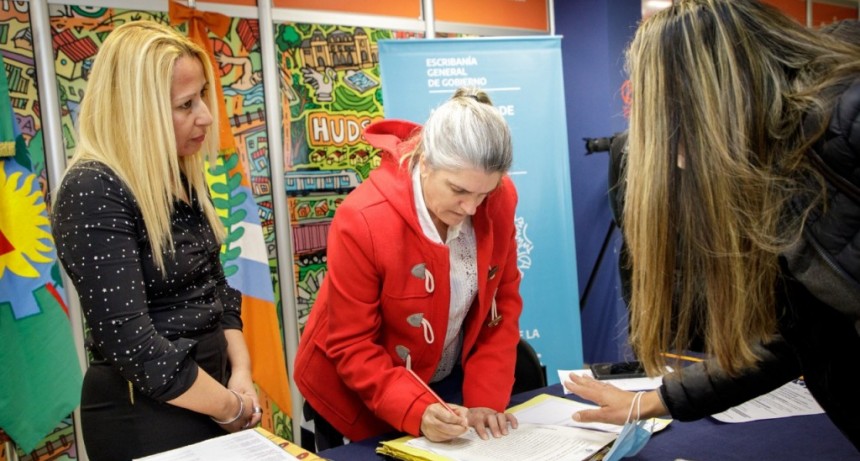 Berazategui: Más de 30 familias del distrito firmaron sus escrituras de propiedad 