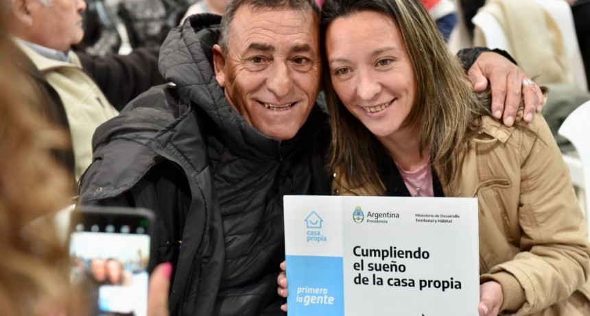 Maggiotti y Kicillof encabezaron la entrega de 54 viviendas para trabajadores de Luz y Fuerza en Bahía Blanca